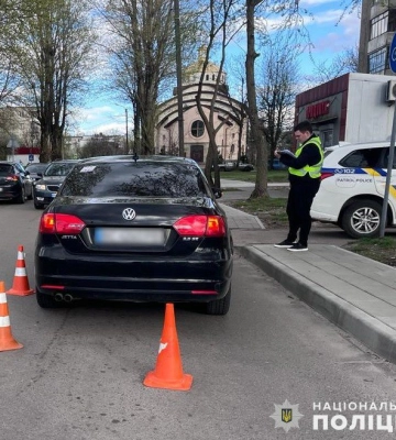 У Львові хлопчик на самокаті потрапив під автомобіль