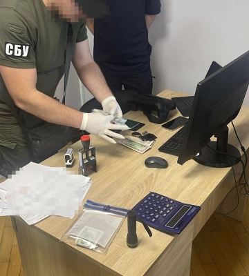 Вимагав та отримував хабарі від підприємців: затримали посадовця Волинської митниці. Фото