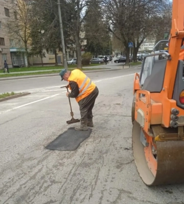 Комунальники вичистять вулиці Рівного від бруду