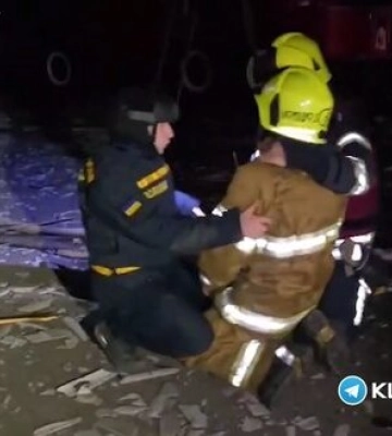 Харківський рятувальник плаче за загиблим батьком - 52-річним співробітником ДСНС, якого росіяни убили повторним ударом. ВIДЕО