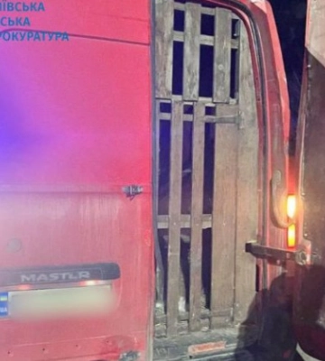 У Києві затримали чоловіка, який без документів віз 9 плямистих оленів: одна тварина померла