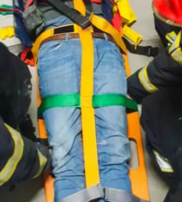 У Львові госпіталізували чоловіка, який впав у ліфтову шахту
