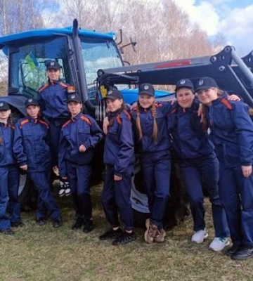 «Кому, як не жінкам, зараз працювати»: пів сотні дівчат на Волині навчаються на трактористок