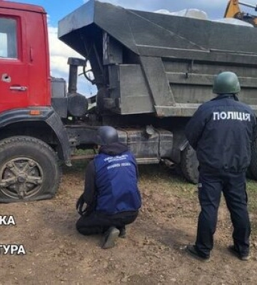 Наслідки удару РФ по Харківському району: Загинув працівник сільгосппідприємства, ще 2 особи дістали поранення. ФОТОрепортаж