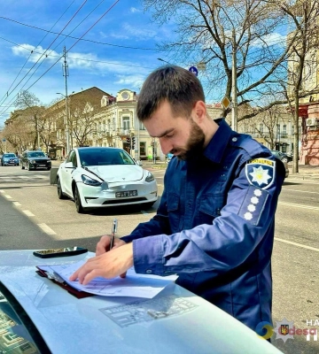 У центрі Одеси Tesla збила жінку – постраждала у комі