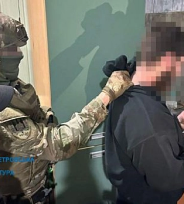 Вимагали в ІТ-шника неіснуючий борг у сумі 8 тисяч доларів: у Дніпрі викрили двох осіб