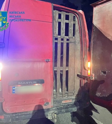 Кілька тварин померло: у Києві зупинили мікроавтобус, у якому перевозили 9 оленів. Фото і відео