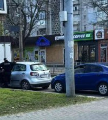 В центрі Миколаєва водій Audi зніс дві автівки