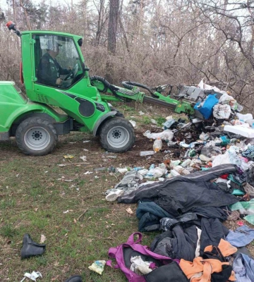 Несколько грузовиков с мусором вывезли из соснового бора в Харькове 