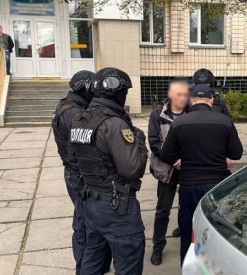 Хабарі за «правильні» діагнози: на Житомирщині поліція затримала голову обласної ВЛК та його спільників
