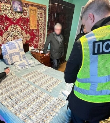 Хабарі за «правильні» діагнози: на Житомирщині поліція затримала голову обласної ВЛК та його спільників