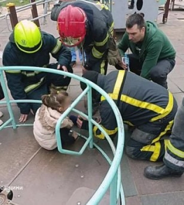 Криворізькі рятувальники дістали дівчинку, яка застрягла на гойдалці