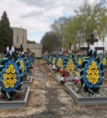 У Рівному біля кладовища встановили зупинку