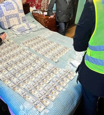 Хабарі за «правильні» діагнози: на Житомирщині поліція затримала голову обласної ВЛК та його спільників