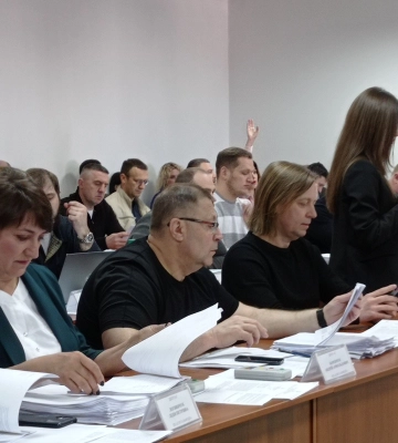 Бурхлива сесія міськради у Костополі: усі пройшли через «рамку» та металошукач, а Дідуху зламали стіл