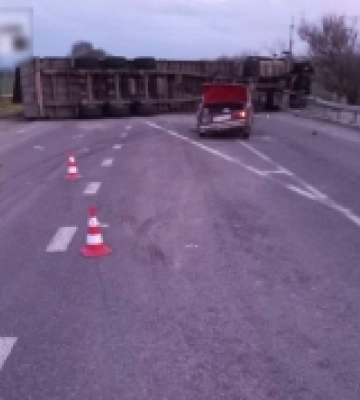 Через автопригоду поблизу села на Дубенщині перекрили рух транспорту