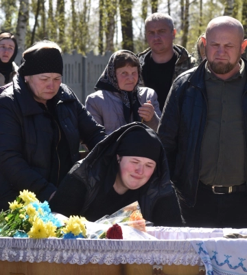 Два села упало на коліна: на Волині попрощалися з Героєм Віктором Котіком