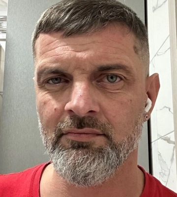 Морпех Дианов показал, как выглядит с заметно отросшей бородой. В сети отметили, что его теперь трудно узнать