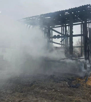 У Рівненському районі вогонь знищив господарську будівлю і паркан