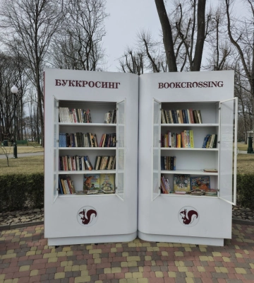 У центрі Харкова знову можна почитати книжки: відкрилась шафа буккросингу