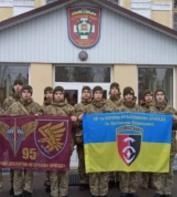 Прапори двох бойовий бригад передали військовому ліцею в Острозі