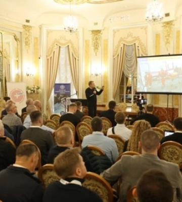 У Львові хірургів зі всієї України навчають проводити операції з допомогою робота Da Vinci