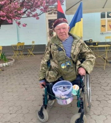 В Ужгороде волонтер с инвалидностью собирает деньги в поддержку ВСУ: уже собрал 8 миллионов