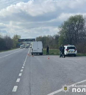 Перебігав дорогу в невстановленому місці. На Львівщині бус збив пенсіонера