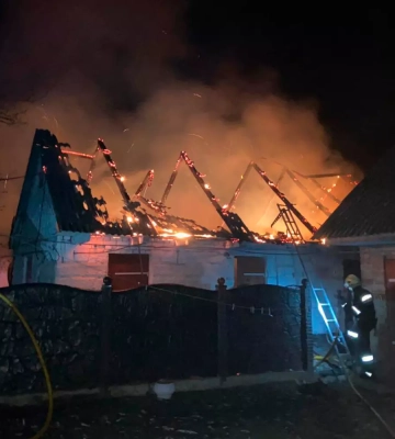 У селі на Дубенщині вогонь знищив дах господарської будівлі