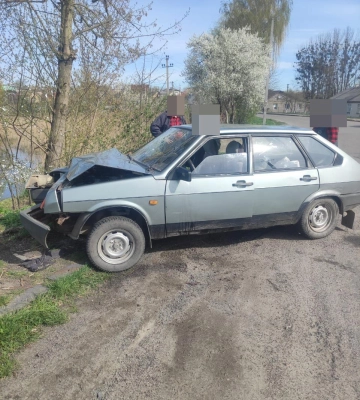 У Луцькому районі ВАЗ в&amp;#039;їхав у електроопору: постраждала жінка. Фото