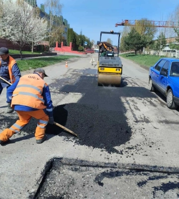 Рівне почало купувати гарячий асфальт, щоб ремонтувати «ями»