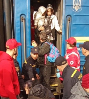 Третина евакуйованих двома потягами з Донеччини на Рівненщину - діти