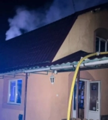 Пожежа в Лазах: рятувальники загасили вогонь на горищі гаража