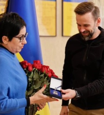 Голова Закарпатської ОВА, спільно з головою облради, нагородили депутата Юдіту Петеї відзнакою «За розвиток Закарпаття»