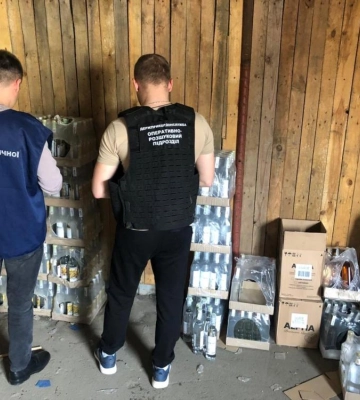 На Рівненщині під час обшуків виявили значну кількість сурогатного алкоголю та безакцизні цигарки