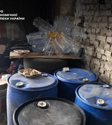 На Рівненщині під час обшуків виявили значну кількість сурогатного алкоголю та безакцизні цигарки