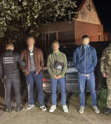 Намагалися втекти на автомобілі: на Закарпатті прикордонники затримали трьох чоловіків поблизу кордону з Угорщиною