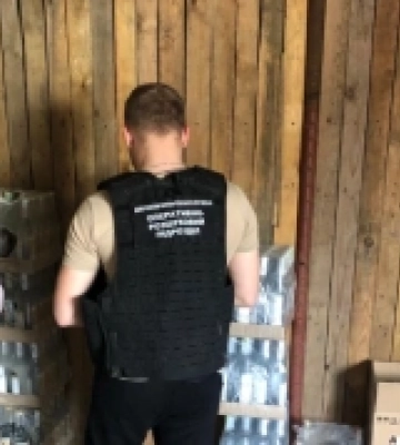 На Рівненщині під час обшуків виявили значну кількість сурогатного алкоголю та безакцизні цигарки