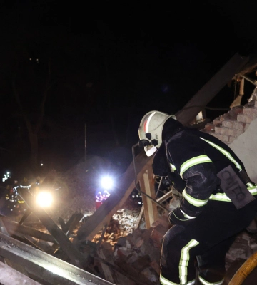 Ракета окупантів влучила в магазин на Харківщині, загорілися автомобілі