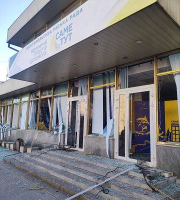 У Запоріжжі ракетний удар рф пошкодив мелітопольський центр допомоги для переселенців