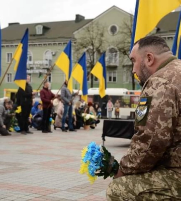 Провели в останню дорогу на Рівненщині трьох військовиків, які захищали Україну від ворога