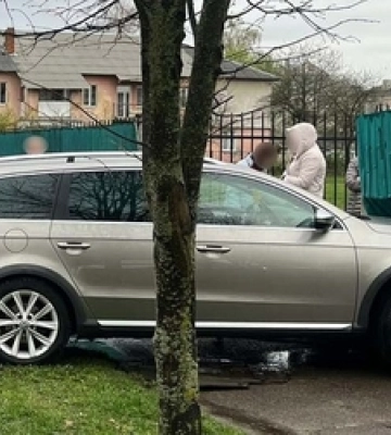У Нововолинську авто збило жінку на тротуарі біля ліцею 
