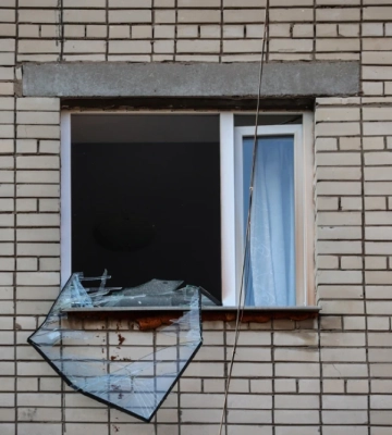Внаслідок обстрілу військами РФ Дніпровського району Херсона поранена ще одна людина — ОВА