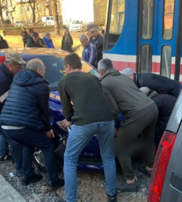 У Києві чоловіки власноруч відтягнули автівку, яка паралізувала рух трамваїв