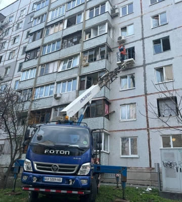 У Харкові комунальники усувають наслідки ворожого обстрілу