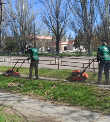 Ліквідація наслідків обстрілів у Херсоні: які роботи виконали комунальники минулої доби