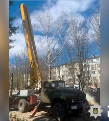 У Полтаві через поломку стріли крану чоловіки упали з висоти