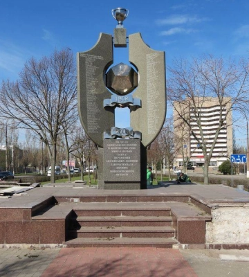 Комунальники відновлюють фасад меморіалу навпроти Центрального міського стадіону