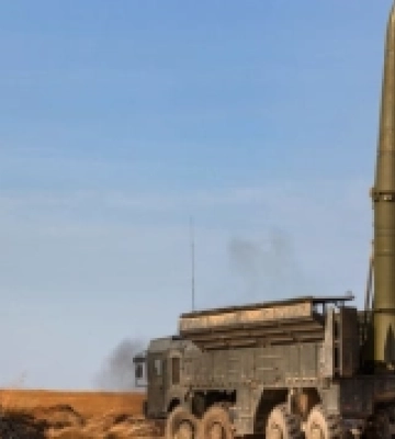 Росіяни вдарили балістичною ракетою по Одеському району, є загиблий