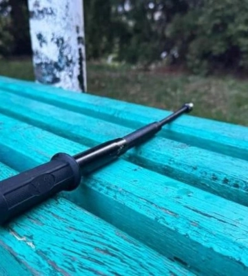 У Березному в парку чоловік безпричинно побив перехожого металевою палицею і втік